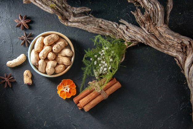 bovenaanzicht verse pinda's op de donkere achtergrond kleur noot walnoot snack cips foto hazelnoot