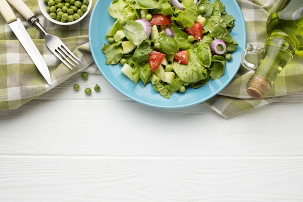 Bovenaanzicht verse salade frame met kopie-ruimte