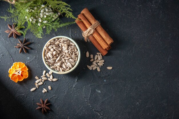 bovenaanzicht verse zonnebloempitten met kaneel op donkere achtergrondkleur zaad snack veld cips