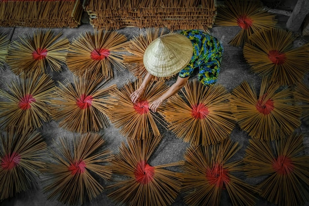 Bovenaanzicht Vietnamees werken met rode wierook in huis bij lange xuyen