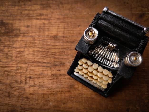 Bovenaanzicht vintage zwarte typemachine op de houten achtergrond kopie ruimte voor uw textxA