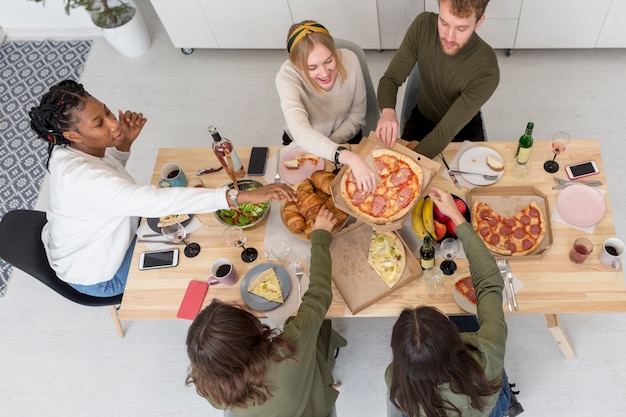 Bovenaanzicht vrienden eten