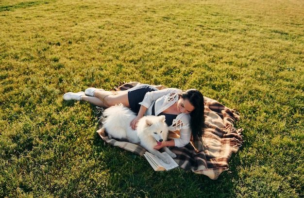 Bovenaanzicht Vrouw met haar hond heeft plezier op het veld op zonnige dag