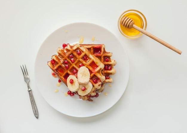 Bovenaanzicht wafel met honing