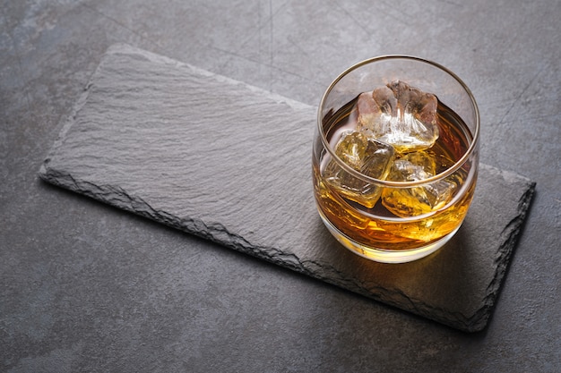 Bovenaanzicht whisky glas met blokjes