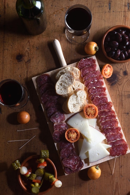 Bovenaanzicht wijn en eten op houten tafel achtergrond