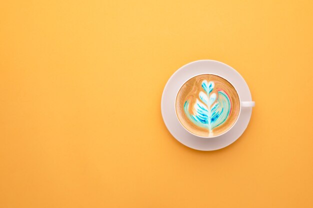 Bovenaanzicht witte kop hete latte art koffie