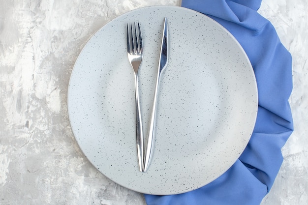 bovenaanzicht witte plaat met vork en mes op lichte ondergrond keuken dames horizontaal voedsel kleur maaltijd familie vrouwelijkheid