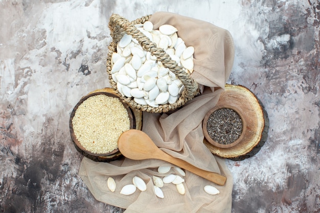 bovenaanzicht witte zaden met rauwe rijst op witte achtergrond noot foto cips plant keuken