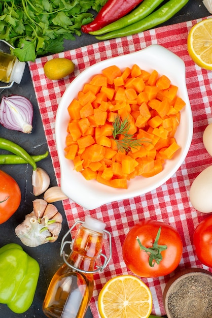 bovenaanzicht wortelsalade met verse groenten en groenten op de donkere achtergrond maaltijd lunch eten gezondheidssnack kleur dieetsalade