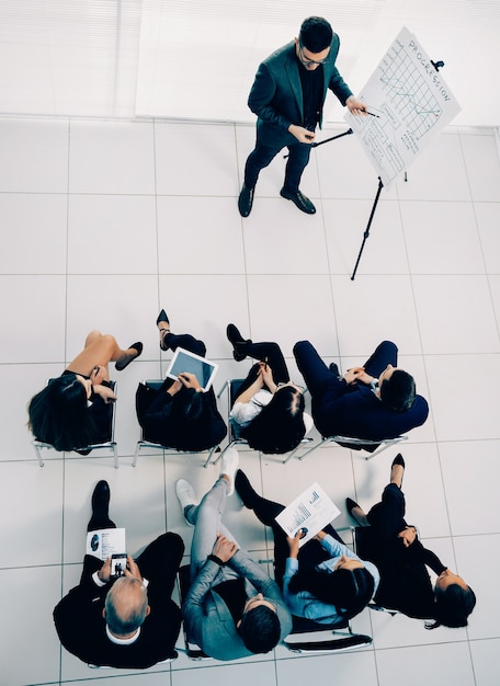 Bovenaanzicht. zakenman en business team op een werkvergadering