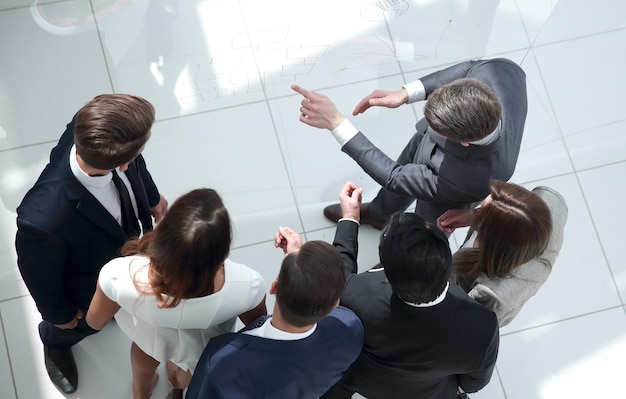 Bovenaanzicht zakenman in gesprek met het zakelijke team