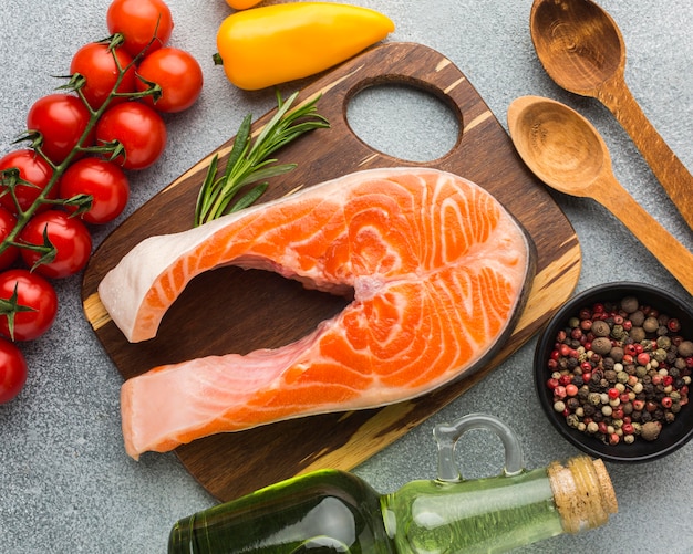 Bovenaanzicht zalm op houten bord