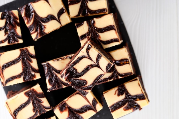 Bovenaanzicht zelfgemaakte roomkaas brownies met mooi wervelend motief bovenop