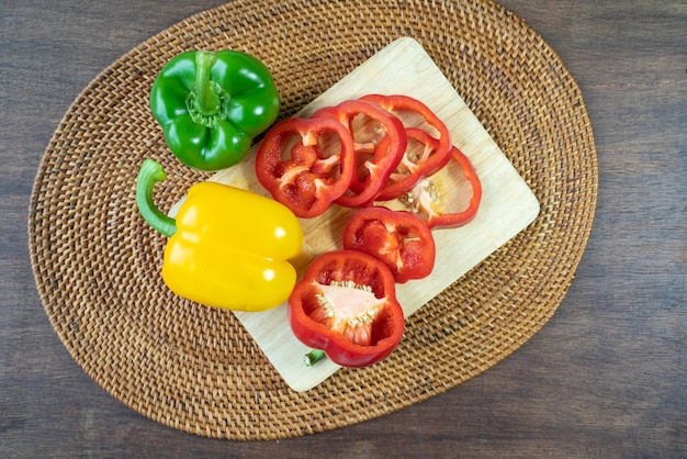 Bovenaanzicht Zoete rode groene gele paprika op houten achtergrond Zoete paprika op houten achtergrond