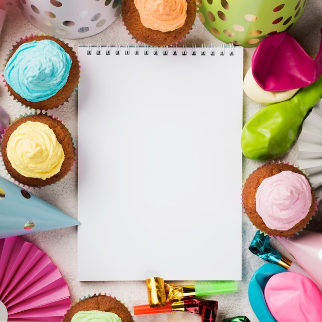 Bovenaanzichtdecoratie met notitieboekje en muffins