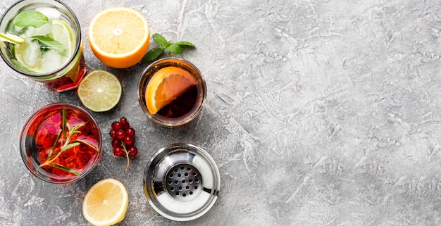 Foto bovenaanzichtmix van alcoholische dranken met kopie-ruimte