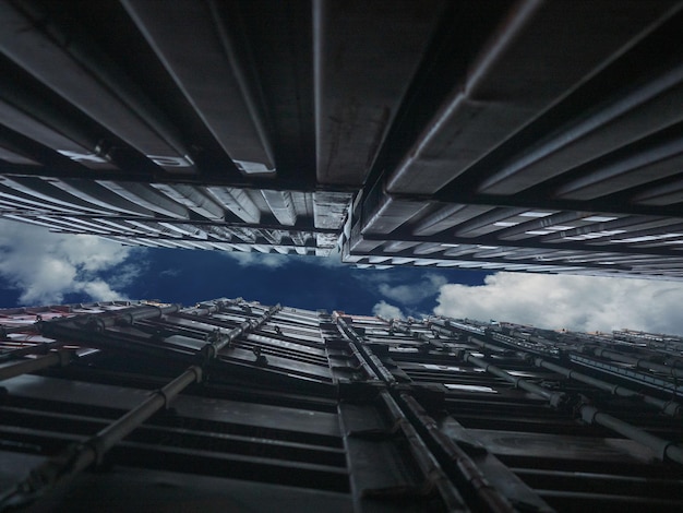 Foto bovenbeeld blauwe achtergrond lucht transport industrie scheepvaart logistiek zaken lading vracht import