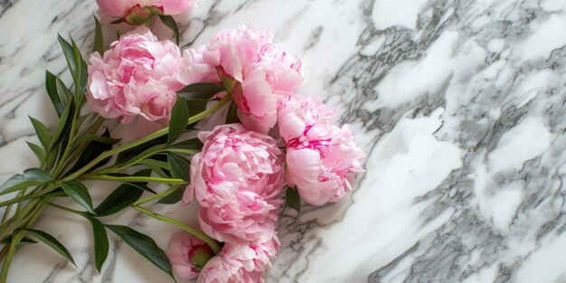 Bovenbeeld bloemen decoratie op een marmeren achtergrond Platte legging Minimaal