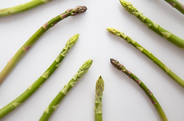 Foto bovenbeeld knappe asperges op witte tafel asperges bundel huisopslag groentepatroon kopieerruimte