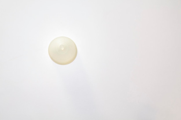 Bovenbeeld van de menstruatiekop op een witte tafel met kopieerruimte