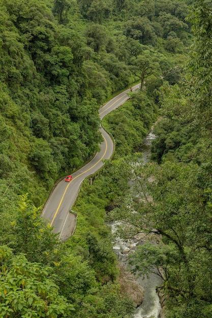 Foto bovenbeeld van een auto die op een bergweg rijdt