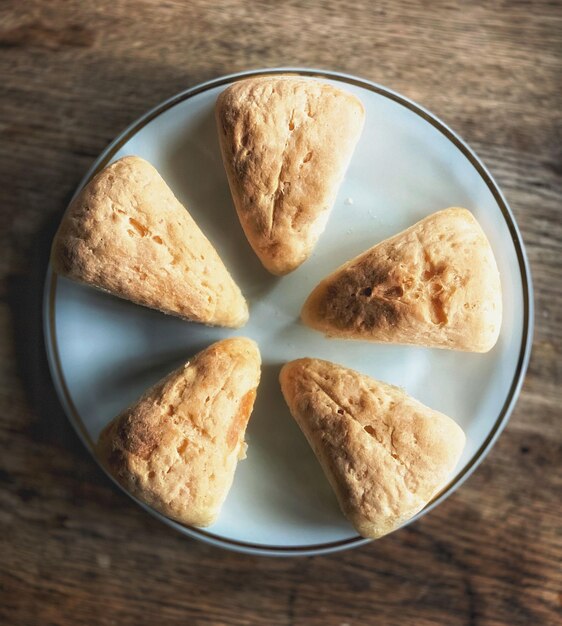 Bovenbeeld van een bord met glutenvrije broodjes