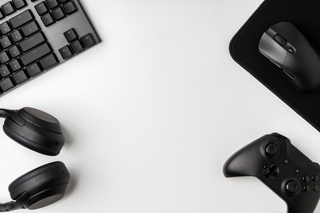 Bovenbeeld van een gamer tafel met een computer toetsenbord joystick en koptelefoon