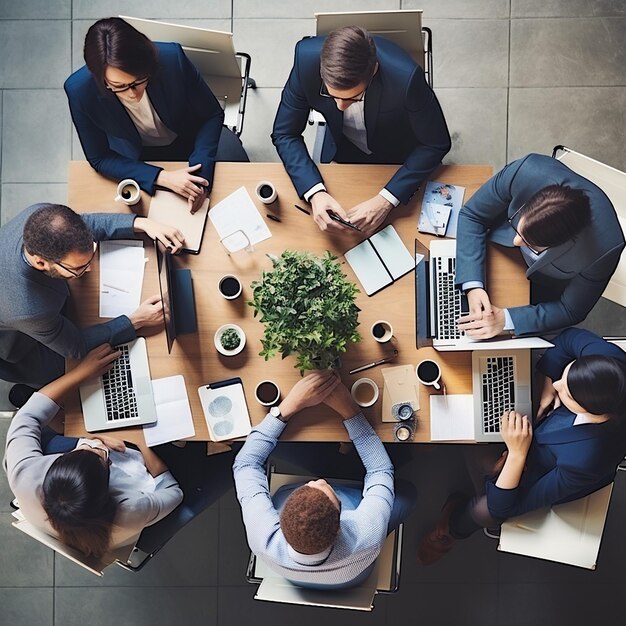 Foto bovenbeeld van een groep multi-etnische drukke mensen die in een kantoor werken