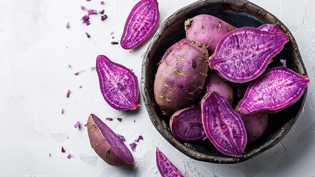 Bovenbeeld van een rauwe paarse zoete aardappel op een wit oppervlak met een grote ruimte voor tekst of productreclame Generatieve AI