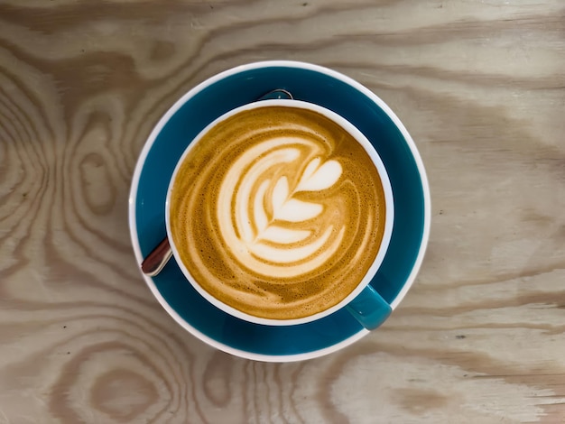 Bovenbeeld van een stoomend kopje warme koffie op een houten tafel