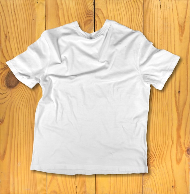 Bovenbeeld van een wit T-shirt op een houten achtergrond
