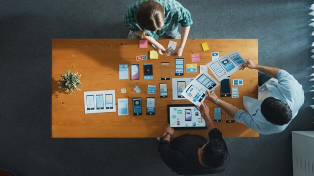 Bovenbeeld van geschoolde ui-ontwerper brainstorming over ux uo-ontwerpconventie