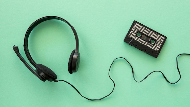 Bovenbeeld van het muziekconcept van de koptelefoon