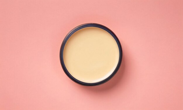 Bovenbeeld van huidverzorgingscrème lotion gel balsem of make-up foundation crème in een zwarte cosmetische pot