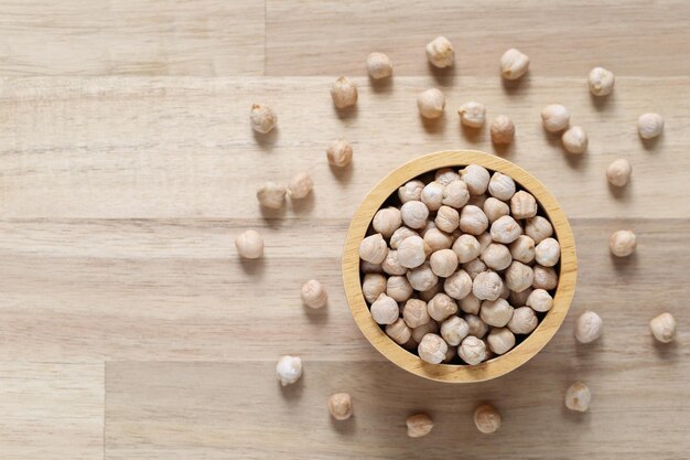 Foto bovenbeeld van kikkererwten in een schaal op houten achtergrond gezond eten concept