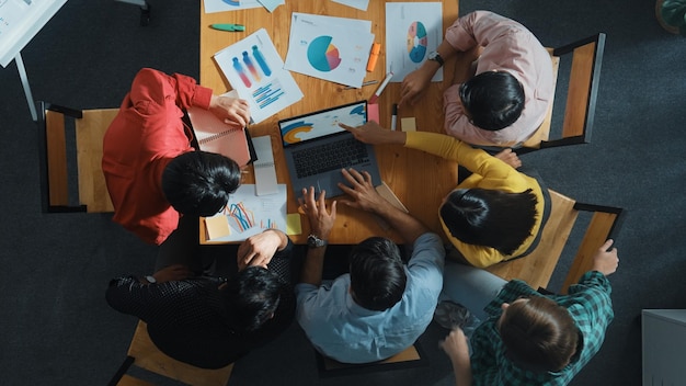 Bovenbeeld van smar zakenlieden die gegevens analyseren en ideeën delen