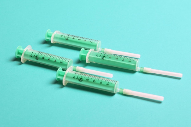 Bovenbeeld van spuiten in een rij voor medische injectie op een kleurrijke achtergrond met kopieerruimte Gezondheids- en vaccinatieconcept