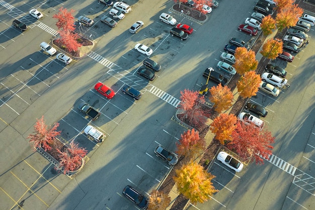Bovenbeeld van veel auto's geparkeerd op een parkeerplaats voor een winkelcentrum Concept van consumerisme en markteconomie