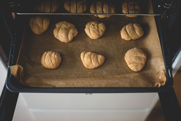 Bovenbeeld van vers gebakken koekjes met suiker erop in een oven