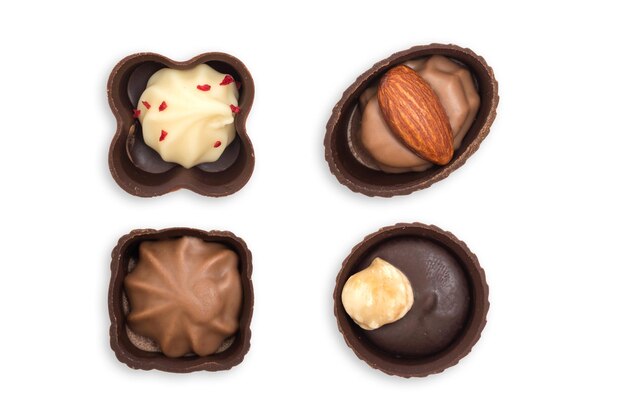 Foto bovenbeeld van verschillende chocolade snoepjes geïsoleerd op een witte achtergrond