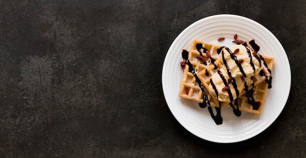 Bovenbeeld van wafels op een bord met chocoladesaus