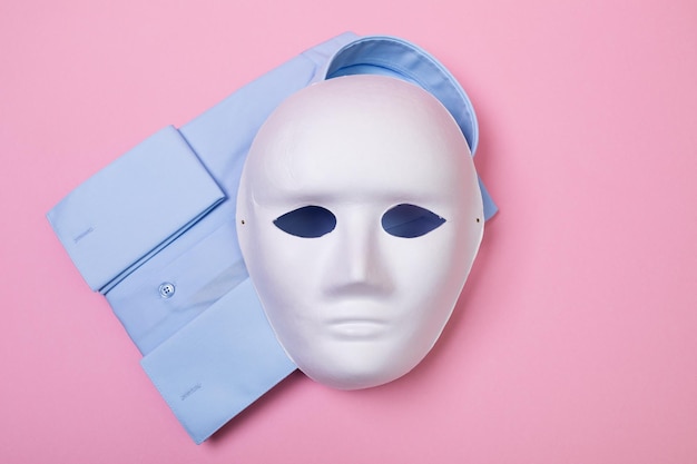 Bovenbeeld van wit masker en shirt op roze achtergrond concept op vervalste en nepproducten