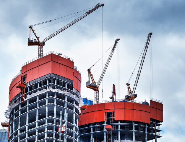 Foto bovendak van wolkenkrabberarchitectuur bouwen