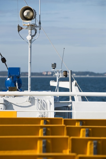 Bovendek zitplaatsen op veerboot; eiland usedom op de achtergrond, duitsland