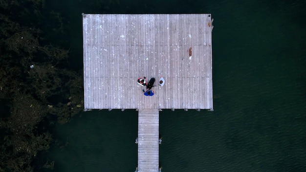 Bovenfoto van een houten pier op een Prespa-meer in Macedonië