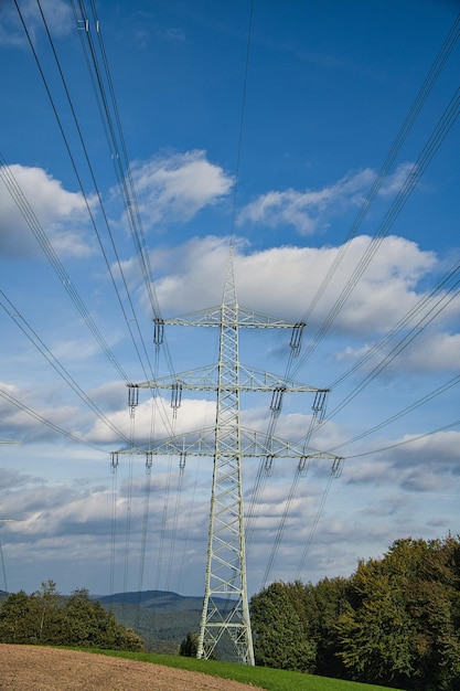 Bovengrondse hoogspanningslijnen verspreid over het land