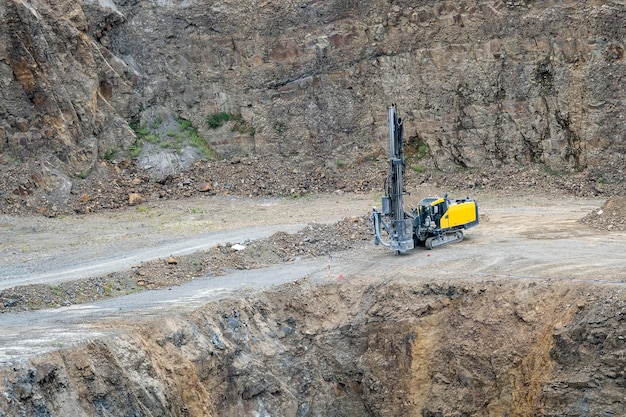 Bovengrondse mijnbouwsteengroeve met mijnbouwboormachine Mijnbouw in de granietgroeve Mijnbouwindustrie