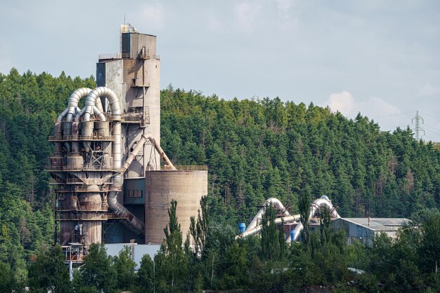 Bovengrondse mijngroeve met machines en mijnbouwapparatuurxALimestone-mijnbouw voor cementproductie