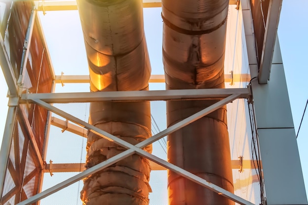 Bovengrondse warmtepijpen Pijpleiding boven de aarde die warmte geleidt voor het verwarmen van de stad